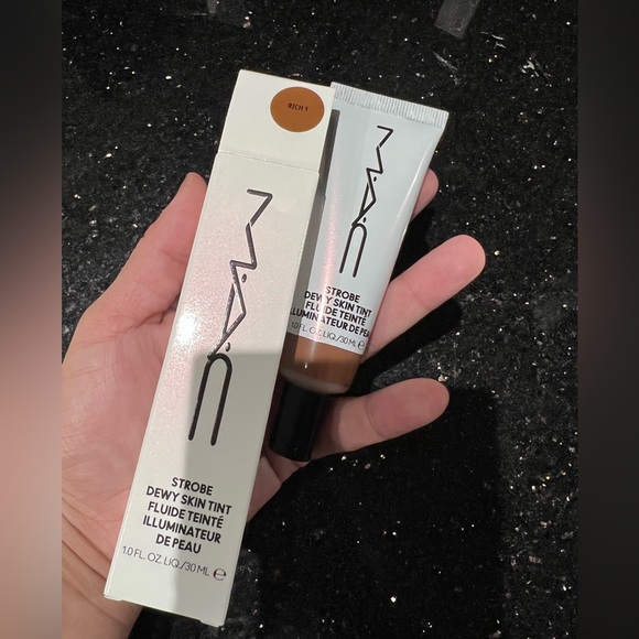 NEW MAC Strobe Dewy Skin Tint - Picture 3 of 4